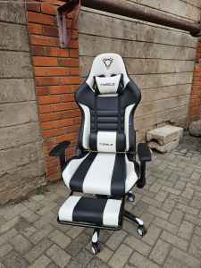 Gaming chair with Footrest